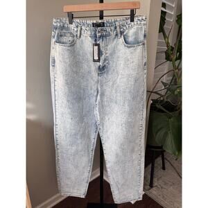 Pretty Little Thing Mom Light Wash Jeans